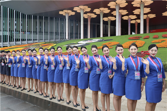 日行兩萬步，六屆全勤 80名東航“凌燕”志愿者在進(jìn)博會閃耀禮儀服務(wù)