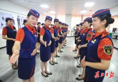 武漢高鐵明星服務隊 咬著筷子練微笑 掐表計時整車廂